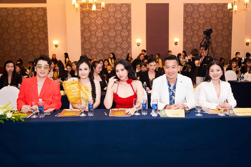 Dàn nghệ sĩ Việt tề tựu chúc mừng buổi ra mắt của thương hiệu mỹ phẩm GC Cosmetics